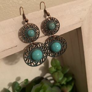 Beautiful dangly copper earrings with turquoise stones!